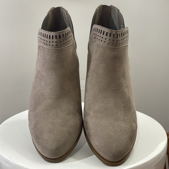 💓Size 9 Carlos Santana taupe color - Picture 3 of 8